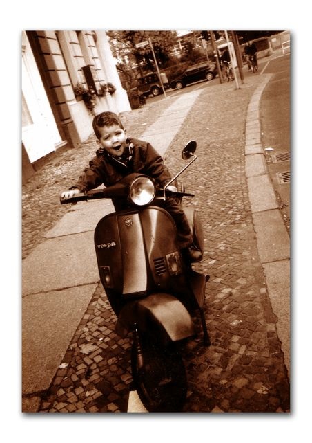 Serafeim Jr. auf Vespa in Berlin