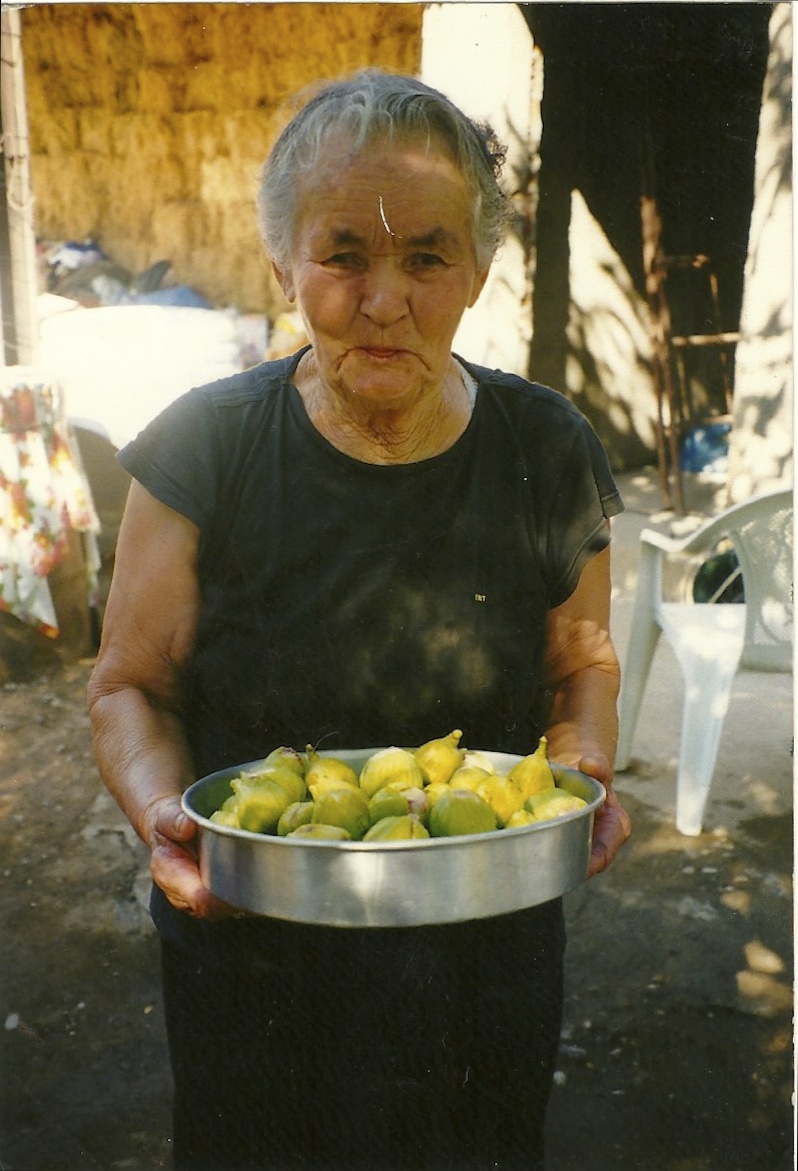 Oma Ourania mit Feigen aus Lysimachia